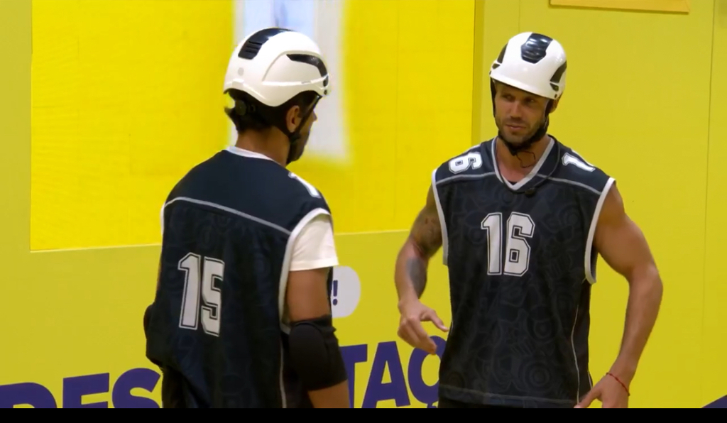 Dois homens de capacete e camiseta de time