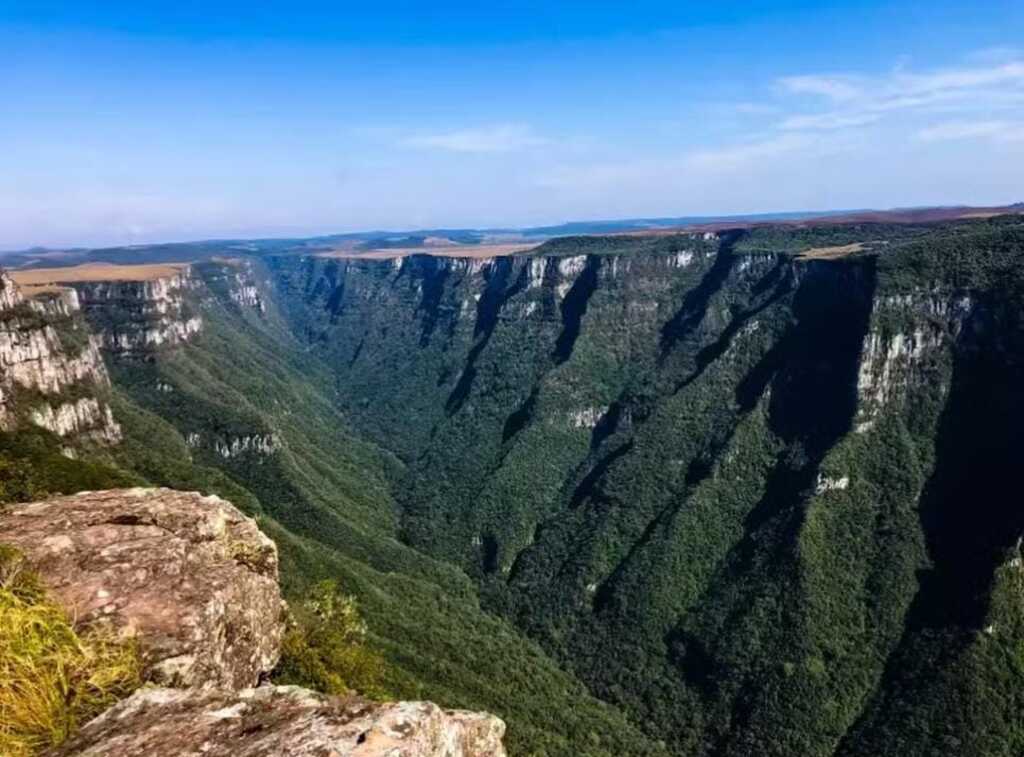 O local, situado a cerca de 23 quilômetros do centro de Cambará do Sul, costuma atrair turistas de todo o Brasil.