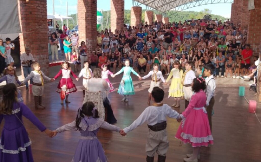 As oficinas culturais, que abrangem modalidades como dança, violão, canto coral e muay thai, seguem em funcionamento e atendem uma faixa etária ampla, dos cinco aos 80 anos