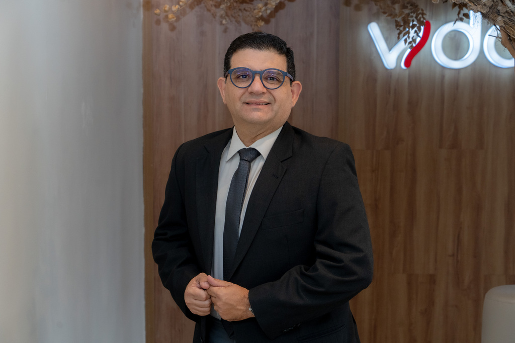 Médico de terno e braços cruzados