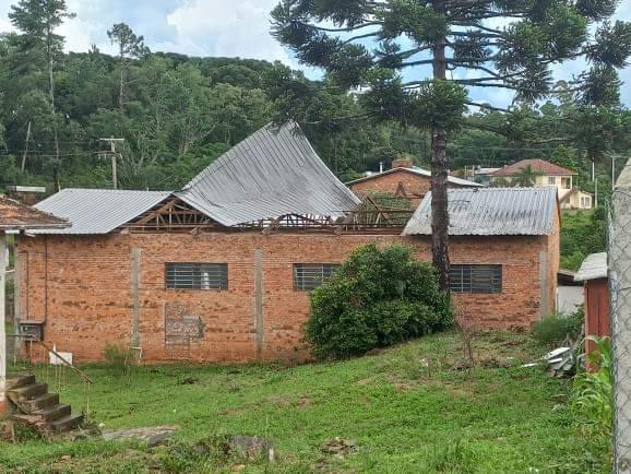Ventos causaram estragos em Pedras Brancas neste domingo