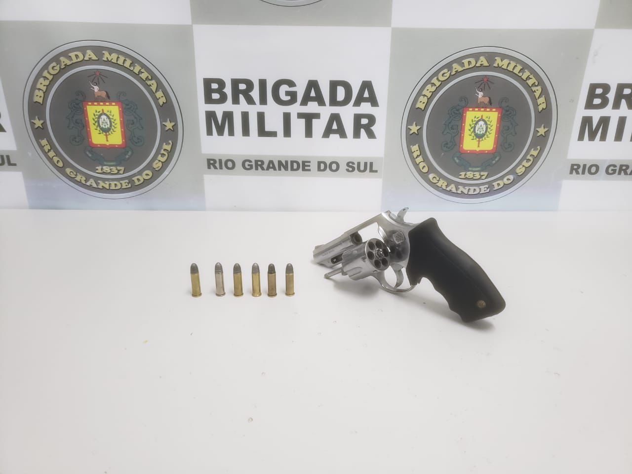 Homem foi preso por porte ilegal de arma de fogo nesta quinta em Pedras Brancas