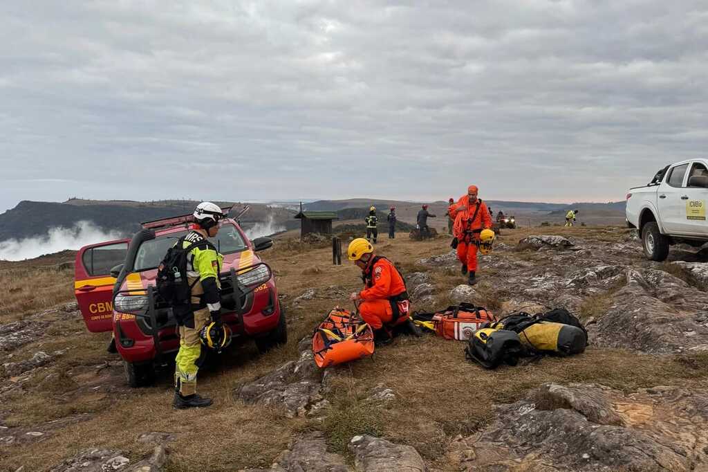 Após ser encontrada, uma equipe especializada iniciou os preparativos para realizar o resgate com técnicas de rapel, dada a dificuldade de acesso à área onde a criança se encontrava.