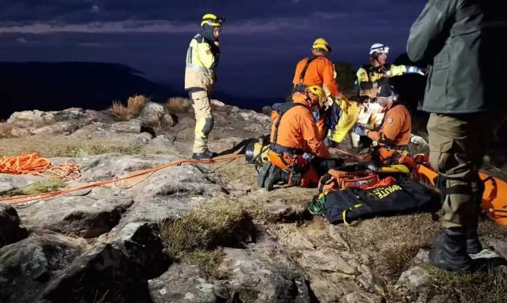 O resgate mobilizou bombeiros e militares de diversas regiões e foi realizado com técnicas de rapel e ancoragens, em uma operação complexa e delicada.